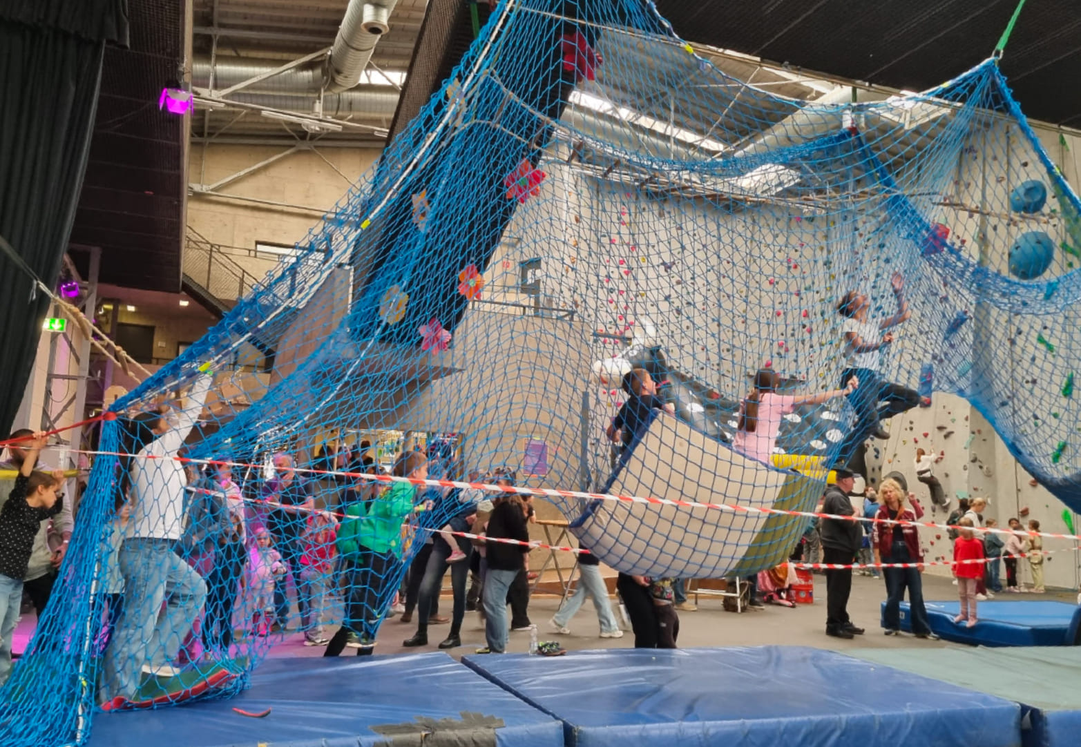 Jugendparcours AbenteuerHallen Kalk Jugendparcours AbenteuerHallen Kalk